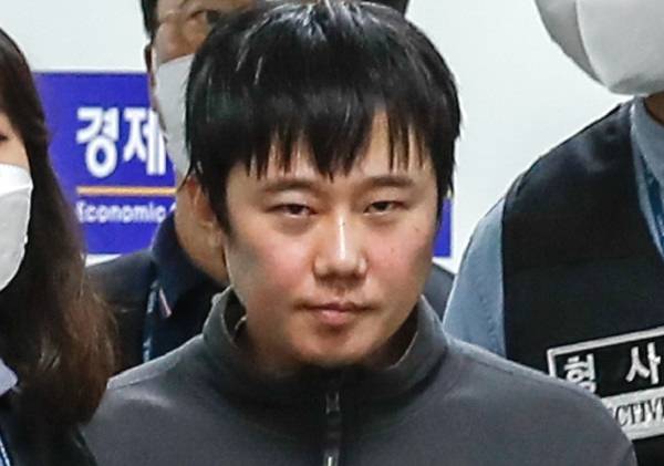 신당역 살인사건 피의자인 전주환이 2022년 9월 21일 오전 서울 중구 남대문경찰서에서 검찰로 송치되고 있다. 뉴시스