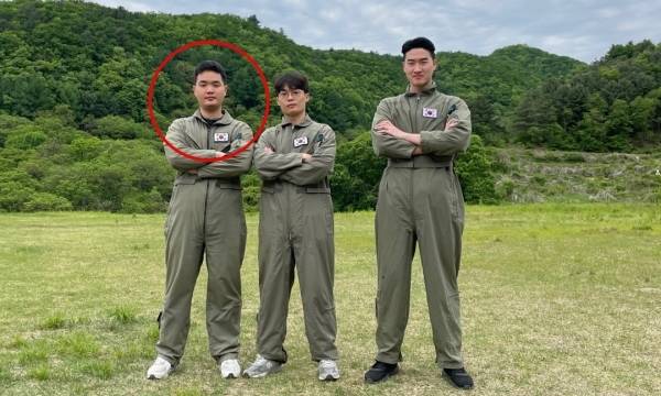 고(故)유신형 중위가 윤재윤씨 등 친구들과 함께 찍은 사진. 윤재윤씨 제공