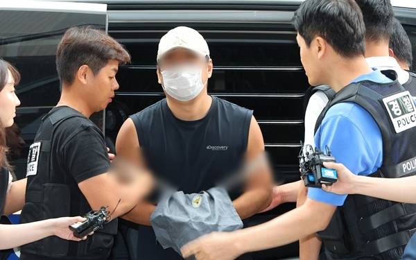 지난 10일 경기 김포시 한 단독주택에서 60∼70대 부모와 30대 형 등 일가족 3명을 흉기로 살해한 혐의를 받는 30대 A씨가 13일 부천시 원미구 인천지방법원 부천지원에서 열린 구속 전 피의자 심문(영장실질심사)에 출석하고 있다. 연합뉴스