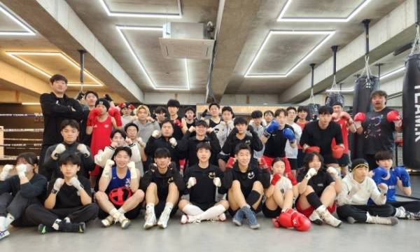 제1회 용인특례시장배 전국생활체육복싱대회에 참가하는 선수들이 대회 준비를 마치고 기념촬영을 하고 있다. 용인시복싱협회 제공