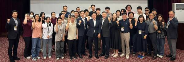 16일 열린 ‘2025년 경기도 시군장애인체육회 임직원 직무교육’에서 백경열 경기도장애인체육회 사무처장을 비롯한 관계자들이 기념촬영을 하고 있다. 도장애인체육회 제공