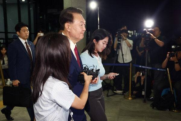 ▲윤석열 전 대통령이 지난 5일 내란 특검 2차 조사를 마치고 조은석 특별검사팀 사무실이 있는 서울 서초구 서울고검을 나서고 있다. ⓒ연합뉴스