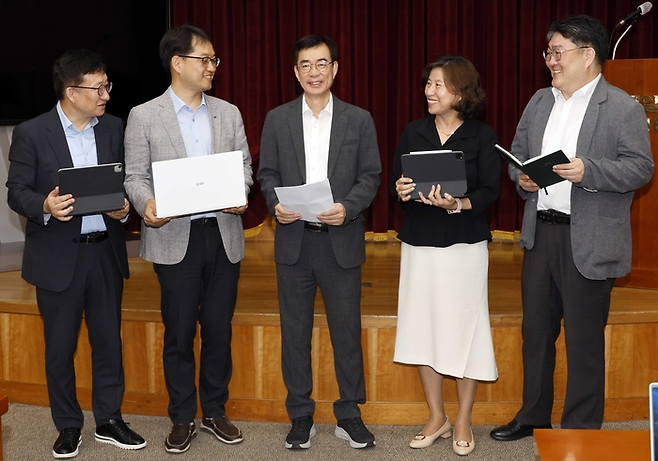 최근 매일경제 본사에서 열린 사이버 보안 좌담회에 참석한 전문가들이 토론에 앞서 기념촬영을 하고 있다. 왼쪽부터 이원태 국민대 특임교수(전 KISA 원장), 김창오 정보통신기획평가원(IITP) 정보보안 PM, 조영철 한국정보보호산업협회(KISIA) 회장, 김정녀 한국전자통신연구원(ETRI) 사이버보안연구본부장, 김동조 한컴위드 최고기술책임자(CTO). 김호영 기자