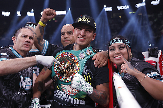 멕시코계 미국인 복싱선수 마리오 바리오스(가운데). 연합뉴스