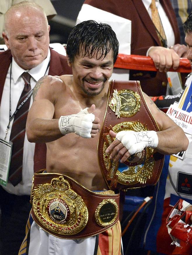 매니 파퀴아오가 2016년  WBO 인터내셔널 웰터급 타이틀전에서 승리한 뒤 엄지손가락을 치켜세우고 있다. EPA연합뉴스