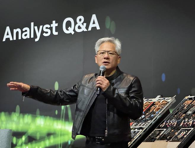 젠슨 황 엔비디아 CEO가 지난 5월 21일 타이베이 만다린 오리엔탈 호텔에서 열린 ‘글로벌 미디어 Q&A’ 행사에서 취재진 질문에 답하고 있다. [사진 = 연합뉴스]