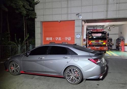 김포시 양촌119안전센터 앞을 가로막은 차량. 김포소방서 제공