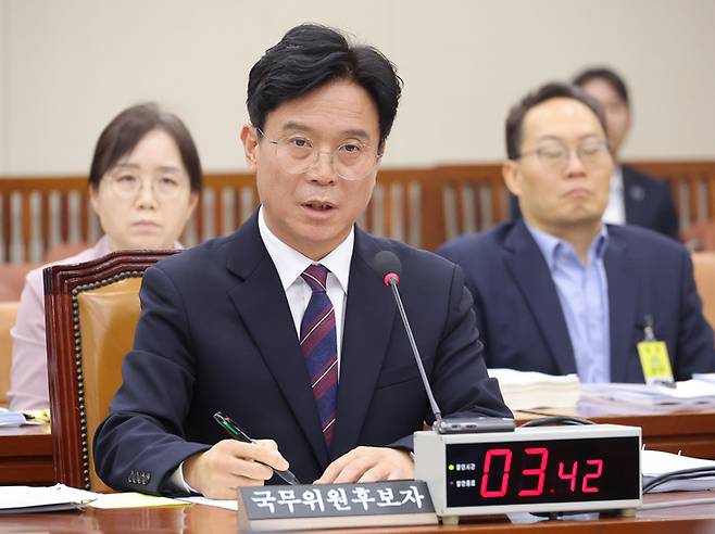김영훈 고용노동부 장관 후보자가 16일 서울 여의도 국회 환경노동위원회에서 열린 인사청문회에서 의원 질의에 답변하고 있다. [사진 출처 = 연합뉴스]