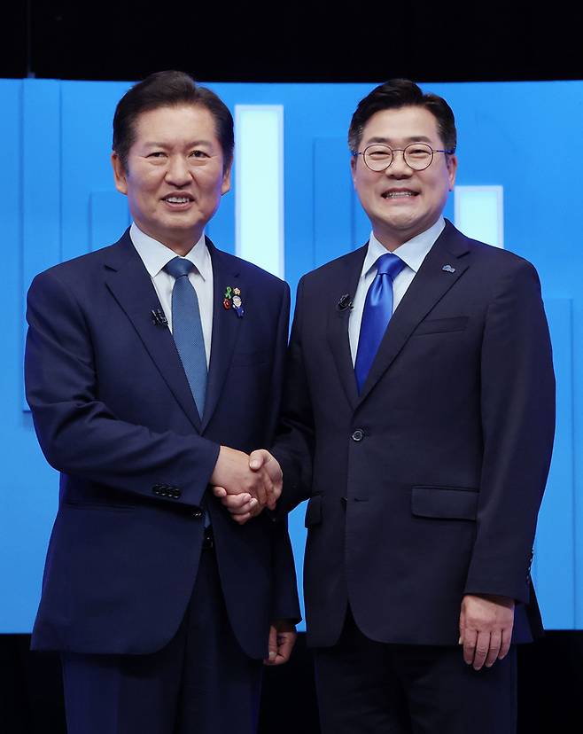 정청래(왼쪽)·박찬대 더불어민주당 당대표 후보가 16일 서울 양천구 목동 SBS에서 TV토론회에 앞서 기념촬영을 하고 있다.[국회사진기자단]