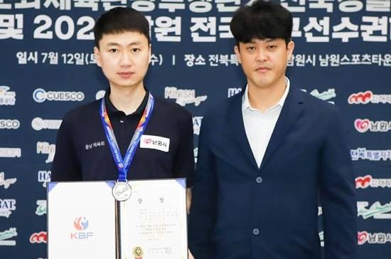 2025 전국당구선수권 스누커에서 준우승을 차지한 허세양(왼쪽)이 대한당구연맹 허해용 수석부회장과 기념촬영하고 있다. (사진=대한당구연맹)