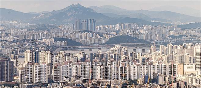 정부가 지난 6월 27일 발표한 ‘주택담보대출 한도 6억원 제한’ 규제에 경매 시장이 날벼락을 맞았다. (윤관식 기자)