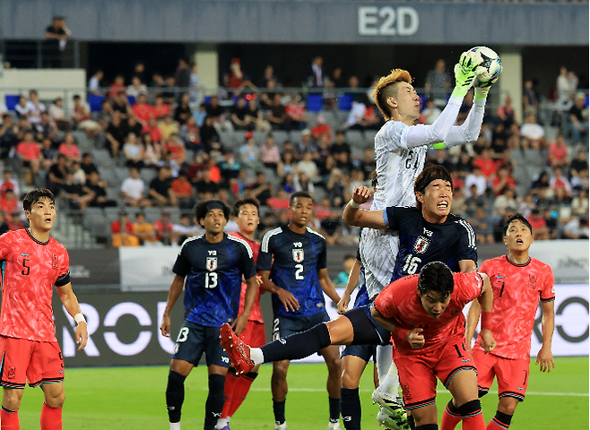 15일 경기도 용인미르스타디움에서 열린 2025년 동아시아축구연맹(EAFF) E-1 챔피언십(동아시안컵) 남자부 최종 3차전 한국과 일본의 경기. 한국 골키퍼 조현우가 볼을 잡고 있다. 사진=연합뉴스 제공