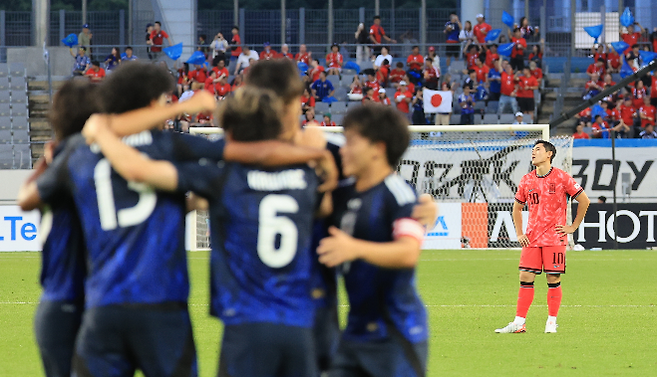 15일 경기도 용인미르스타디움에서 열린 2025년 동아시아축구연맹(EAFF) E-1 챔피언십(동아시안컵) 남자부 최종 3차전 한국과 일본의 경기 전반전. 일본 저메인 료의 선제골로 기뻐하는 선수들 뒤로 한국 이동경이 아쉬워하고 있다. 사진=연합뉴스 제공