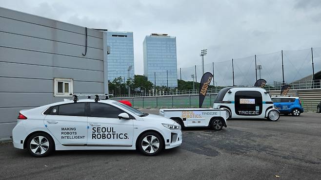 서울로보틱스 R&D(연구개발) 센터에 주차된 차량들 /사진=최태범 기자