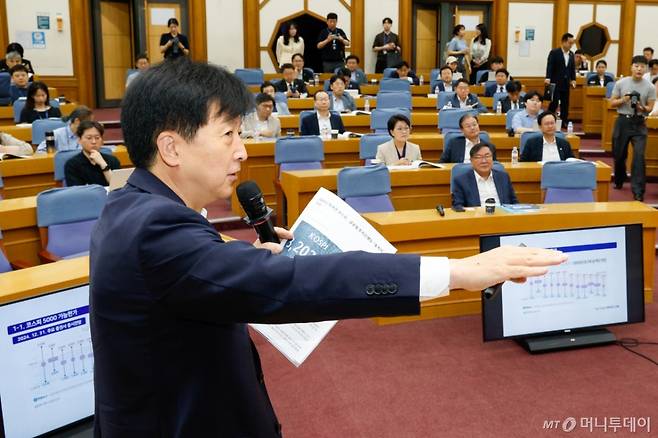 (서울=뉴스1) 안은나 기자 = 오기형 더불어민주당 코스피5000특별위원회 위원장이 15일 오전 서울 여의도 국회의원회관에서 열린 경제는민주당 연구모임에서 '코리아 디스카운트를 넘어 코리아 프리미엄으로'라는 주제로 강연하고 있다. 2025.7.15/뉴스1  Copyright (C) 뉴스1. All rights reserved. 무단 전재 및 재배포,  AI학습 이용 금지. /사진=(서울=뉴스1) 안은나 기자