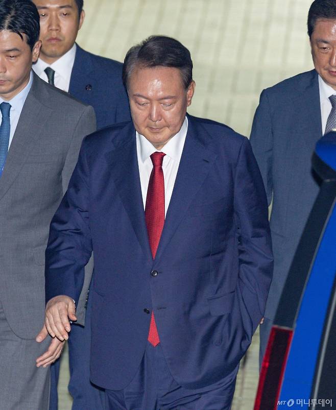 [서울=뉴시스] 사진공동취재단 = 윤석열 전 대통령이 9일 서울 서초구 서울중앙지법에서 열린 직권남용 등 혐의 영장실질심사(구속 전 피의자 심문)를 마친 뒤 대기 장소인 서울구치소로 이동하기 위해 법원을 나서고 있다.   12·3 비상계엄 사태의 '정점'으로 조은석 특별검사가 이끄는 내란 특검팀에 구속영장이 청구된 윤 전 대통령은 지난 1월 18일 내란우두머리 등 혐의 영장실질심사를 받은 지 172일 만에 재구속 기로에 서게 됐다. 2025.07.09. photo@newsis.com /사진=