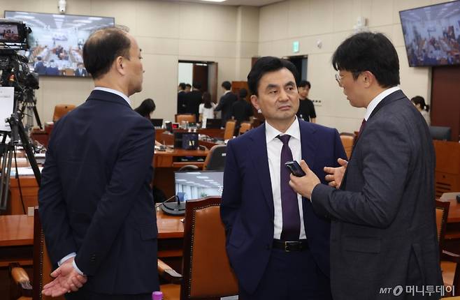 안규백 국방부 장관 후보가 15일 서울 여의도 국회 국방위원회의 인사청문회에서 여야 의원들의 대치로 회의가 정회되자 인사청문회준비단 관계자들과 대화를 하고 있다. / 사진=뉴시스