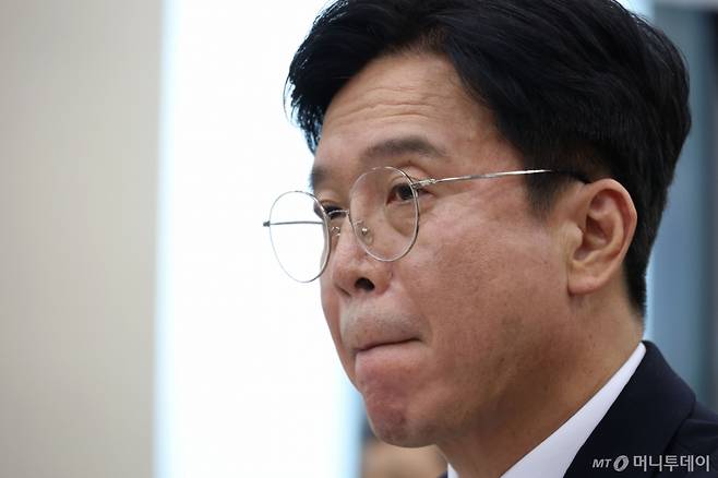 (서울=뉴스1) 이광호 기자 = 김영훈 고용노동부 장관 후보자가 16일 오전 서울 여의도 국회 환경노동위원회 전체회의장에서 열린 인사청문회에서 의원 질의를 듣고 있다. 2025.7.16/뉴스1  Copyright (C) 뉴스1. All rights reserved. 무단 전재 및 재배포,  AI학습 이용 금지.