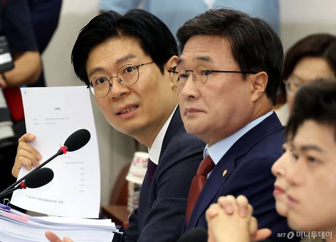 [서울=뉴시스] 조성봉 기자 = 조정훈 국민의힘 의원이 16일 서울 여의도 국회 교육위원회에서 열린 이진숙 사회부총리 겸 교육부 장관 인사청문회에서 이 후보에 대한 국민의힘 교육위 의원들의 고발장을 들어보이고 있다. 2025.07.16. suncho21@newsis.com /사진=조성봉