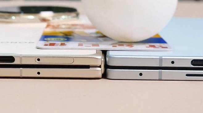 중국 아너의 '매직 V5'(왼쪽)와 삼성전자의 '갤럭시Z 폴드7' 두께를 비교한 장면. 공이 두께가 더 얇은 폴드7쪽으로 굴러간다./사진=아이스유니버스 X 캡처