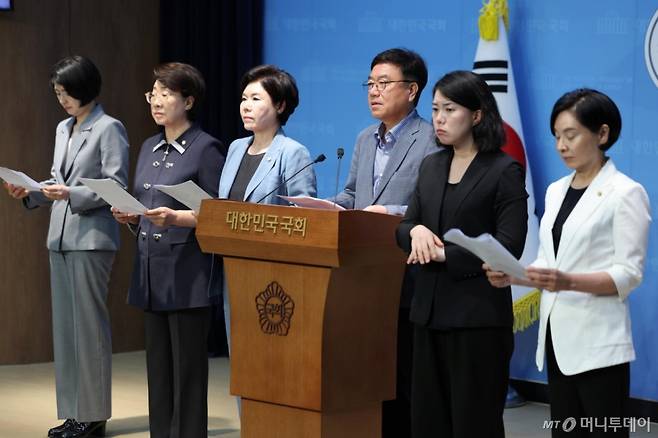 [서울=뉴시스] 김명년 기자 = 서범수 국민의힘 의원이 16일 오전 서울 여의도 국회 소통관에서 열린 '강선우 여성가족부 장관 후보자 인사청문회 자료 늑장 제출' 관련 기자회견에서 발언을 하고 있다. 왼쪽부터 한지아, 이달희, 조은희 의원, 서 의원, 수어통역사, 서명옥 의원.  2025.07.16. kmn@newsis.com /사진=김명년