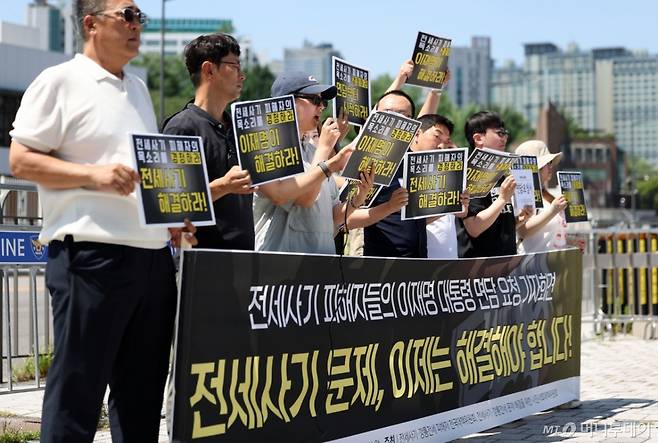 [서울=뉴시스] 김선웅 기자 = 전세사기·깡통전세 피해자들이 10일 서울 용산구 대통령집무실 앞에서 기자회견을 열고 전세사기 피해구제를 위한 전세사기 특별법 개정, 전세사기·깡통전세 예방 대책 강화 및 제도개선, 전세사기 가해자 엄중 처벌, 전세사기 문제해결을 위한 협의체 마련 등 촉구 및 이재명 대통령 면담을 요청하고 있다. 2025.07.10. mangusta@newsis.com /사진=김선웅