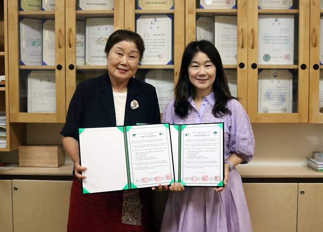 육길나 건양대 아동교육학과 교수(오른쪽)와 김순숙 충남도청어린이집 원장./사진제공=건양대
