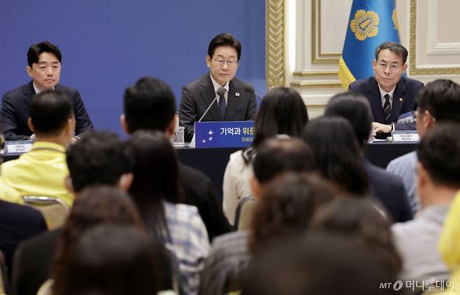 [서울=뉴시스] 최동준 기자 = 이재명 대통령이 16일 청와대 영빈관에서 열린 '기억과 위로, 치유의 대화' 사회적 참사 유가족과 간담회에서 유가족 발언을 듣고 있다. 2025.07.16. photocdj@newsis.com /사진=최동준