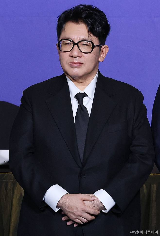 방시혁 하이브 이사회 의장이 지난 2월20일 서울 여의도 FKI타워에서 열린 한경협 제64회 정기총회·새 CI 공개 행사에 참석해 신규 회원사 대표로 기념촬영하기 위해 자리하고 있다. /사진=뉴스1