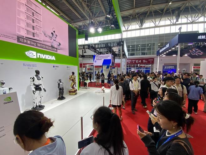 제3회 공급망박람회 엔비디아 부스에 각국 취재진과 바이어들이 운집해 있다./사진=우경희 기자