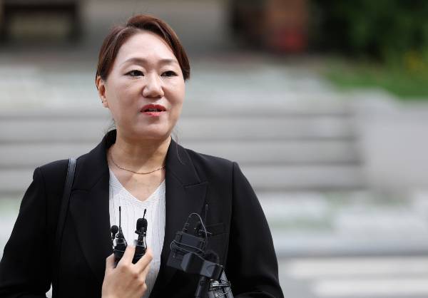 김건희 특별검사팀이 '명태균 게이트'를 폭로한 강혜경 전 미래한국연구소 부소장을 소환 조사한다. 사진은 '명태균 여론조사비용 대납 의혹'과 관련해 폭로를 이어오고 있는 강혜경 전 미래한국연구소 부소장이  대구경찰청에 참고인 조사를 받기 위해 출석하는 모습. /사진=뉴스1