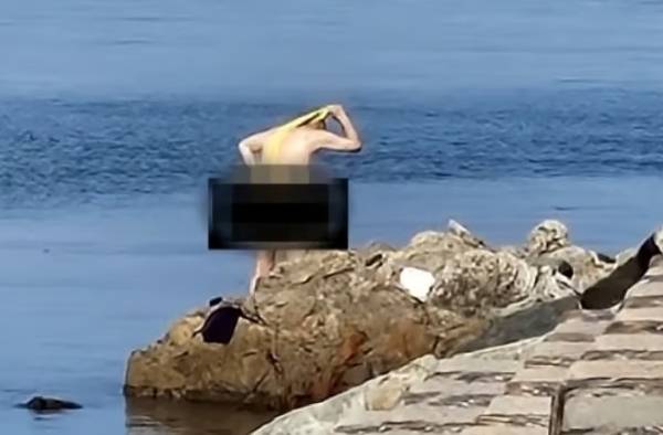 부산의 한 해수욕장에서 맨몸으로 목욕하는 남성이 포착됐다. 사진은 한 누리꾼이 포착한 부산 다대포 해수욕장에서 맨몸으로 목욕하는 남성의 모습. /사진=JTBC '사건반장' 캡처