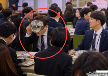 이재명 대통령이 14일 충북 진천 국가공무원인재개발원에서 70기 5급 신임관리자과정 교육생들과 오찬을 하고 있다. 대통령실 제공.