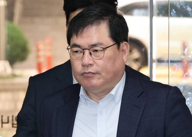 유동규 전 성남도시개발공사 기획본부장이 30일 서울 서초구 서울중앙지법에서 열린 대장동 개발 의혹 관련 1심 결심 공판에 출석하고 있다.  사진공동취재단