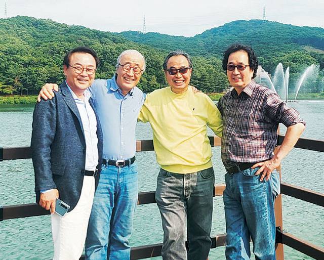 우리 삼형제와 조카가 분당 율동공원 분수대를 배경으로 포즈를 취했다. 왼쪽부터 조영석 조카, 김재봉, 김재삼 형님, 필자.