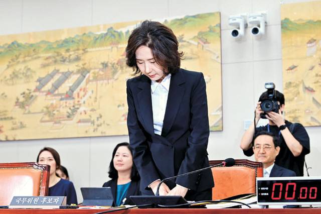 검증대에 선 이진숙  : 이진숙 부총리 겸 교육부 장관 후보자가 16일 오전 국회 교육위원회에서 열린 인사청문회에서 모두발언을 한 후 인사를 하고 있다.  문호남 기자