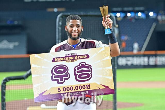 11일 대전 한화생명 볼파크 야구장에서 열린 2025 신한 SOL뱅크 KBO 올스타 프라이데이 컴투스프로야구 홈런더비. 삼성 디아즈가 우승을 차지한 후 포즈를 취하고 있다./대구=한혁승 기자