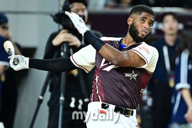 11일 대전 한화생명 볼파크 야구장에서 열린 2025 신한 SOL뱅크 KBO 올스타 프라이데이 컴투스프로야구 홈런더비. 삼성 디아즈가 홈런을 치고 있다./대구=한혁승 기자