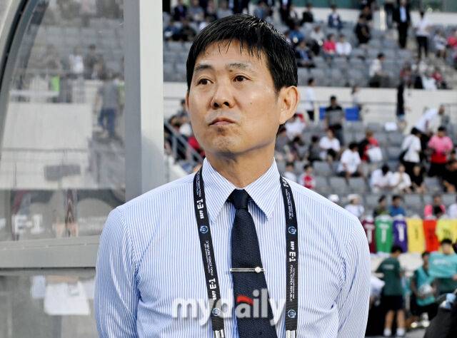 15일 오후 경기도 용인시 용인미르스타디움에서 진행된 ‘2025 동아시아축구연맹(EAFF) E-1 챔피언십(동아시안컵)’ 대한민국과 일본의 경기. 일본 모리야스 감독이 선수들을 바라보고 있다./송일섭 기자