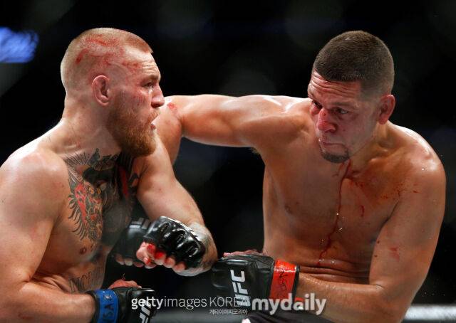 디아즈(오른쪽)가 맥그리거와 경기에서 엘보 공격을 시도하고 있다. /게티이미지코리아