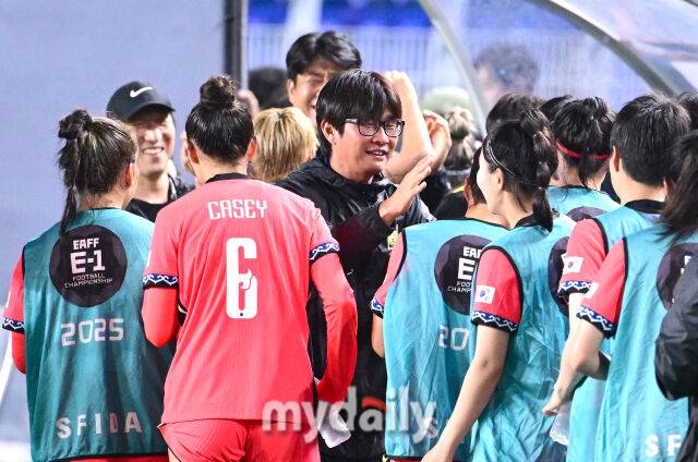 2025년 7월 16일 오후 경기도 수원월드컵경기장에서 2025 동아시아축구연맹(EAFF) E-1 챔피언십(동아시안컵) 여자부 3차전, 대한민국과 대만의 경기가 열렸다. 대한민국이 2-0으로 승리하며 2005년 초대 대회 우승 이후 20년 만에 동아시안컵 정상에 오른 뒤 신상우 감독이 선수들과 함께 기뻐하고 있다./수원월드컵경기장=유진형 기자