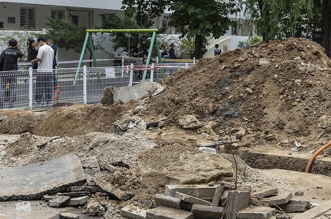 지난 6월 13일 오후 서울 강남구 대치동 은마아파트 하수관 교체 공사 현장에서 매몰 사고가 발생해 작업자 2명이 병원에 이송됐다. [연합]