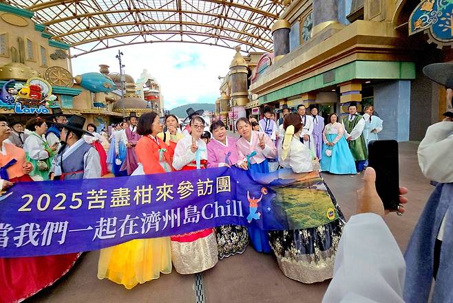 ‘폭싹 속았수다’는 중화권에서 ‘고진감래’ 드라마로 통한다. 이들 중화권 관광객 수십명은 제주신화월드에서 한복으로 모두 갈아있고 기념사진을 찍었다.