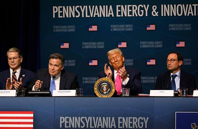 도널드 트럼프 미국 대통령이 15일(현지시간) 미 펜실베이니아주 카네기멜론대에서 열린 에너지·혁신 서밋에 참석해 박수치고 있다. 펜실베이니아주 지역구 미 공화당 상원 의원인 데이브 맥코믹, 스콧 베선트 재무장관 등이 배석해 있다. [AFP]