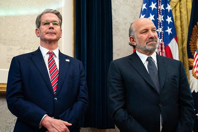 스콧 베선트(왼쪽) 미 재무장관과 하워드 러트닉 미 상무 장관 [AFP]