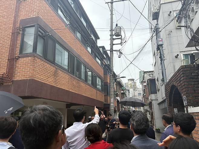 오세훈 서울시장이 광진구 자양4동 재개발 현장을 둘러보는 모습. 정주원 기자