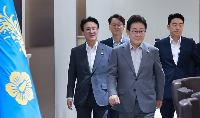 이재명 대통령과 김민석 국무총리가 15일 서울 용산 대통령실 청사에서 열린 국무회의에 입장하고 있다. [연합]