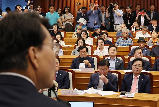 14일 서울 여의도 국회박물관에서 열린 긴급토론회 ‘무엇을 할 것인가?, 자유공화 리셋코리아를 위하여’에서 국민의힘 지도부가 윤상현 의원의 발언을 듣고 있다. [연합]
