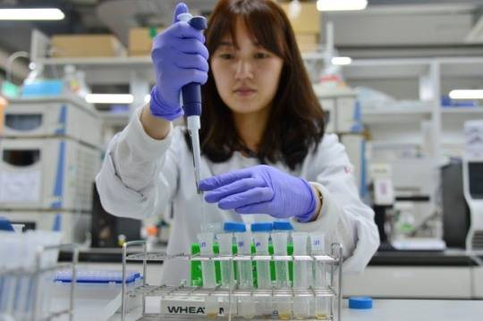 KIST 도핑콘트롤센터 연구원이 선수들의 시료를 분석하는 실험을 진행하고 있다.[KIST 제공]