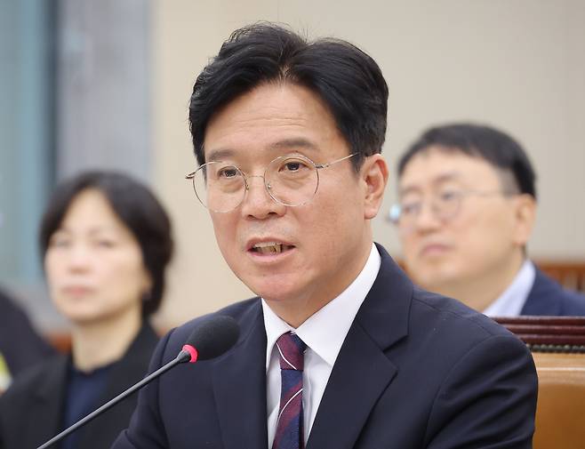 김영훈 고용노동부 장관 후보자가 16일 서울 여의도 국회 환경노동위원회에서 열린 인사청문회에서 의원 질의에 답변하고 있다. [연합]